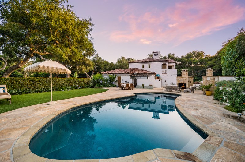 piscina grande con vista frontal de casa