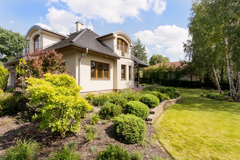 Casa con Jardin en un dia hermoso